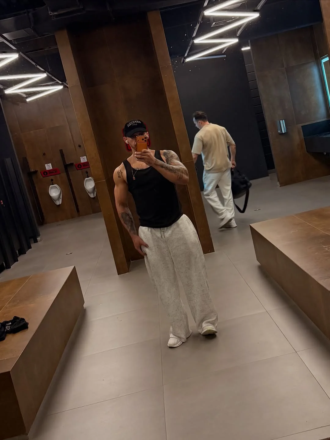 Kainã Soares em selfie de espelho na academia, de regata preta